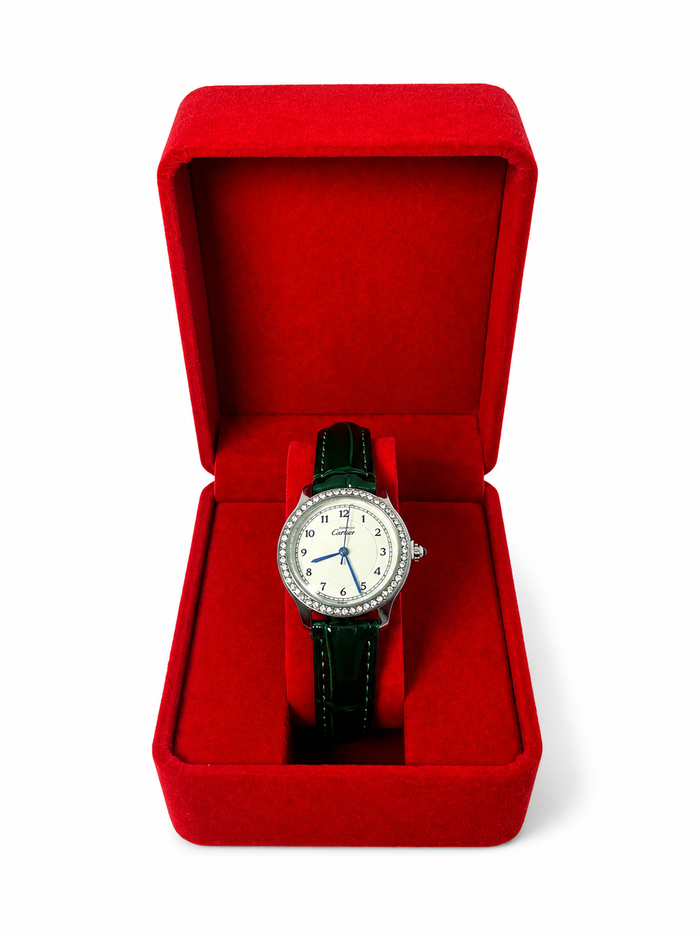 Cartier Femme Argentée – Bracelet Vert et Contour Brillant