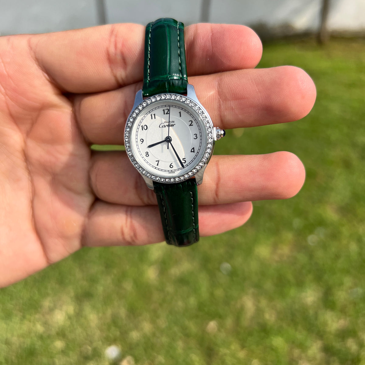 Cartier Femme Argentée – Bracelet Vert et Contour Brillant